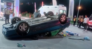Otomobilin kaldırıma çarpıp ters döndüğü anlar kamerada