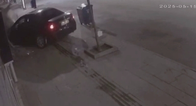 Otomobiliyle iş yerine çarpan sürücü kaçtı