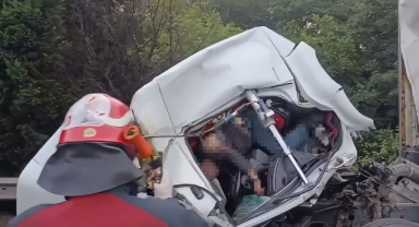 Otoyolda feci kaza: Kağıt gibi ezilen kamyonun kupasında sıkışarak hayatını kaybetti