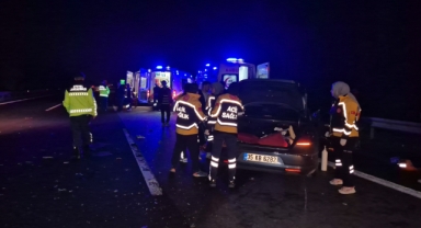 Otoyolda önce refüje sonra bariyerlere çarpan otomobil hurdaya döndü: 4 kişi yaralandı
