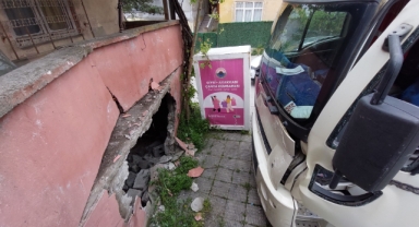 Park halindeki kamyon hareket ederek çarptığı metruk binanın duvarını yıktı