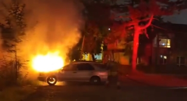 Park halindeki otomobil alev alev yandı