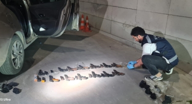 Polis araca zulalanmış 17 tabanca ele geçirdi
