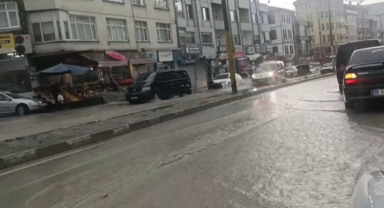 Sağanak yağış seli beraberinde getirdi   