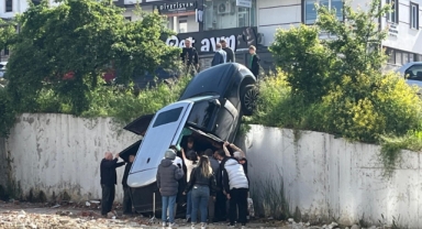 Samsun'da lüks cip istinat duvarından düştü: 2 kişi yaralandı
