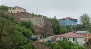 Samsun'da toprak kayması sonucu istinat duvarı çöktü