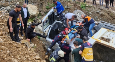 Şarampole devrilen kamyonun sürücüsü yaralandı