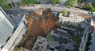 Sarıyer'de yol çöktü: Doğalgaz sıkıştı, patlama oldu