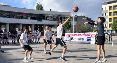 Şebinkarahisar’da Sokak Basketbolu Turnuvası Renkli Görüntülerle Tamamlandı