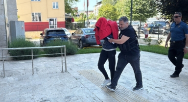 Ses sistemine gizledikleri 840 uyuşturucu hapla yakalandılar; yakınları görüntü alan gazetecileri tehdit etti