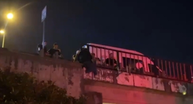Sevgilisiyle tartıştı, köprüye çıktı