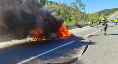  Seyir halinde alev alan araç kül oldu