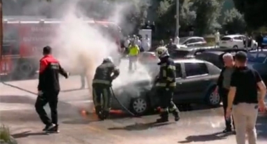 Seyir halindeki otomobil alev alev yandı