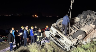 Takla atan tır ters döndü: 1 ölü, 1 yaralı