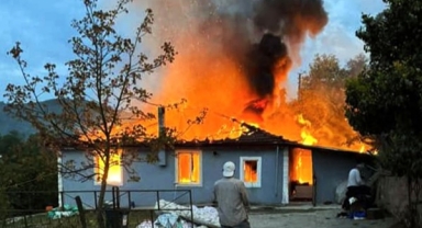 Tek katlı ev alev topuna döndü