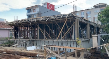 Temizlik işçisi inşaatta temizlik yaparken 2 buçuk metreden düştü