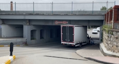 Ticari araç tren yolu alt geçitte sıkıştı