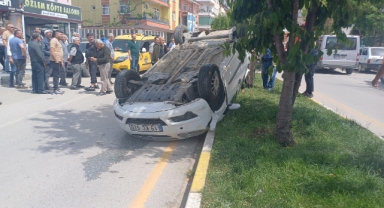 Ticari taksiyle çarpışıp takla atan otomobilin sürücüsü yara almadan kurtuldu