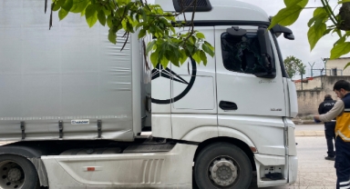 Tır sürücüsü araçta asılı halde ölü bulundu
