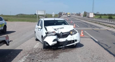 Tıra çarpan otomobildeki 4 kişi yaralandı