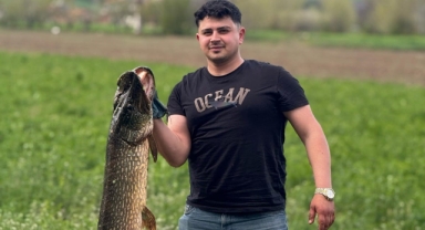 Tuttuğu 14 kiloluk turnayı bebek gibi kucağında salladı