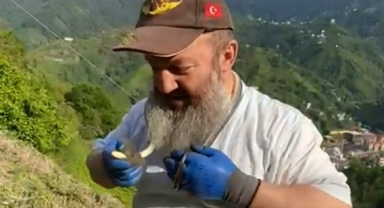 Tuttuğu yılanın önce güzelliğini anlattı, sonra kolye gibi boynuna doladı   