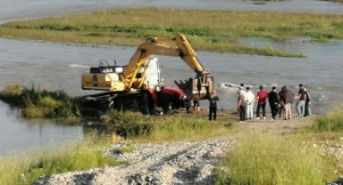 Uyarılara aldırış etmedi, traktörüyle akarsuda mahsur kaldı   