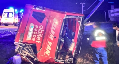 Van'da yolcu otobüsü kazası: 33 yaralı