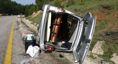 Virajı alamayan hafif ticari araç takla attı: 4 kişi yaralandı   