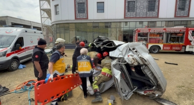 Virajı alamayan otomobil 50 metreden şarampole uçtu: 2 kişi yaralandı