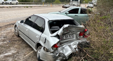 Virajı alamayan otomobil park halindeki araca çarptı: 4 kişi yaralandı