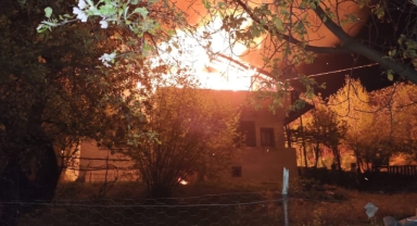 Yatsı namazına giden adamın evi alev alev yandı   