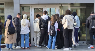 Yer bulamayan geri dönüyor: Mağaza değil, kütüphane kuyruğu