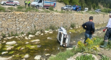 Yoldan çıkan otomobil dereye uçtu: 1 ölü, 1 yaralı