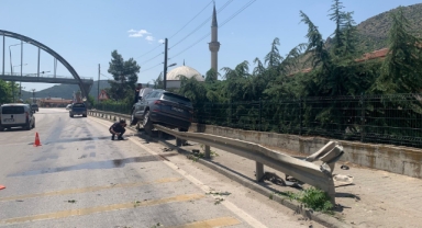 Amasya’da otomobil bariyere asılı kaldı: 1 yaralı