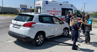 Ambulans ile otomobil kavşakta çarpıştı, 5 yaralı