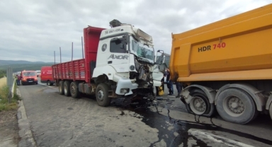 Anadolu Otoyolu'nda çarpışan iki kamyonun sürücüsü yaralandı