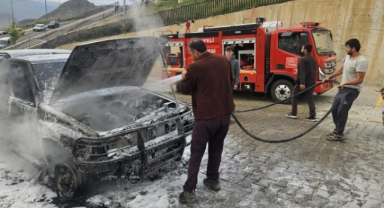 Artvin’de seyir halindeki otomobil alev alev yandı