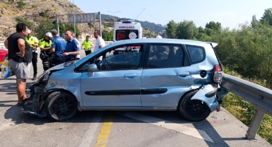 Bariyere çarpan otomobildeki 4 kişi yaralandı
