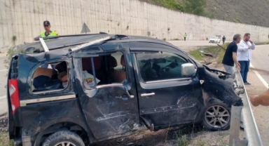Bariyerlere çarpan hafif ticari araçtaki 4 kişi yaralandı