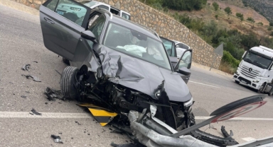 Bariyerlere çarpan otomobildeki 8 kişi yaralandı   