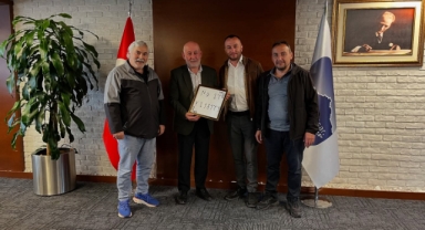 Başkan Şentürk’e Anlamlı Hediye: Göktürk Alfabesiyle Hazırlanmış Tablet Takdim Edildi