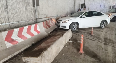 Beton bariyere çarpan otomobildeki 5 kişi yaralandı