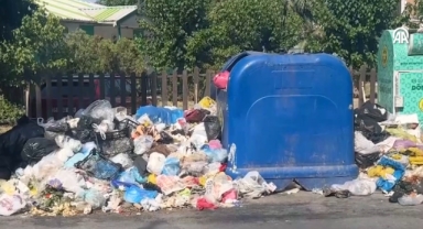 Buca'da işçilerin grevi nedeniyle oluşan çöp yığınları tepkilere neden oluyor