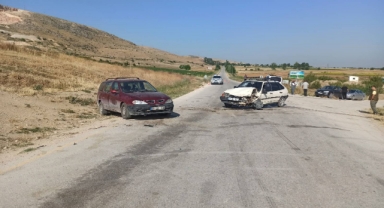 Çarpışan iki otomobildeki 4 kişi yaralandı