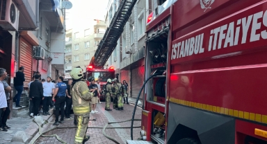 Çıkan yangında 2. kattan atlayan çocuk yaralandı