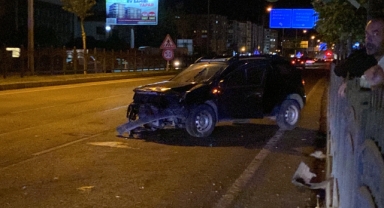 Demir korkuluklara çarpan otomobildeki 2 kişi yaralandı