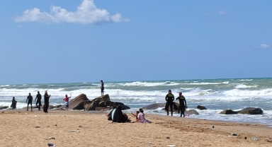 Denize giren 2 genç kayboldu   