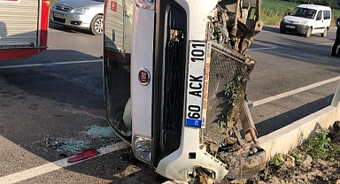 Devrilen hafif ticari araçtaki 4 kişi yaralandı