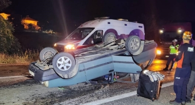 Devrilen otomobildeki 1'i çocuk 4 kişi yaralandı